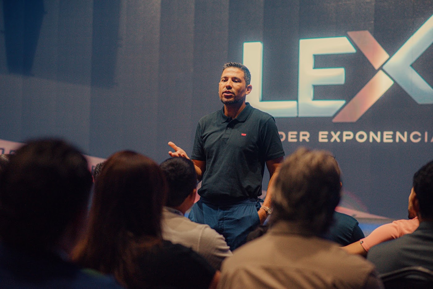 Mateus Ribeiro no palco do LEX diante da plateia