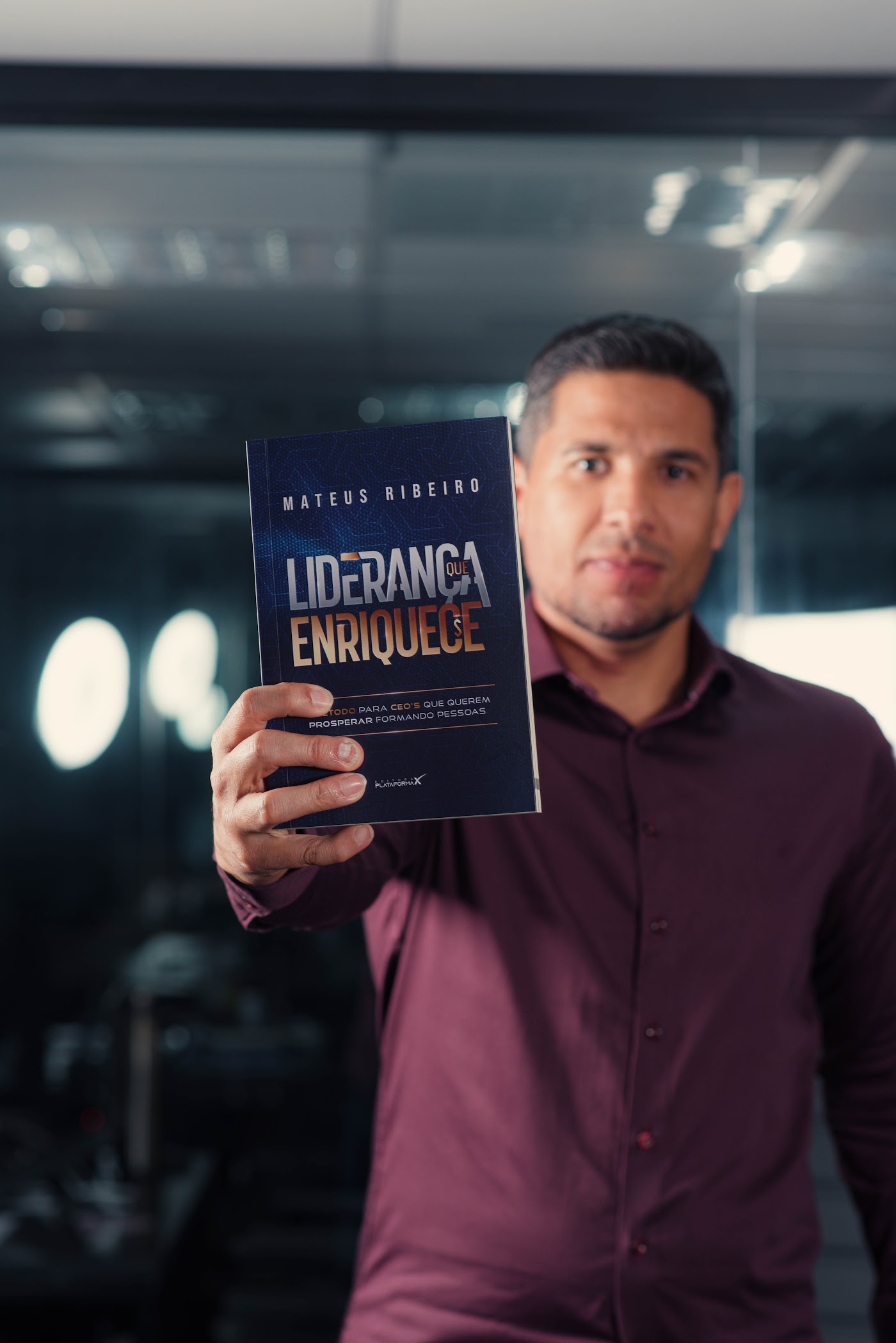 Mateus Ribeiro segurando o livro Liderança que Enriquece